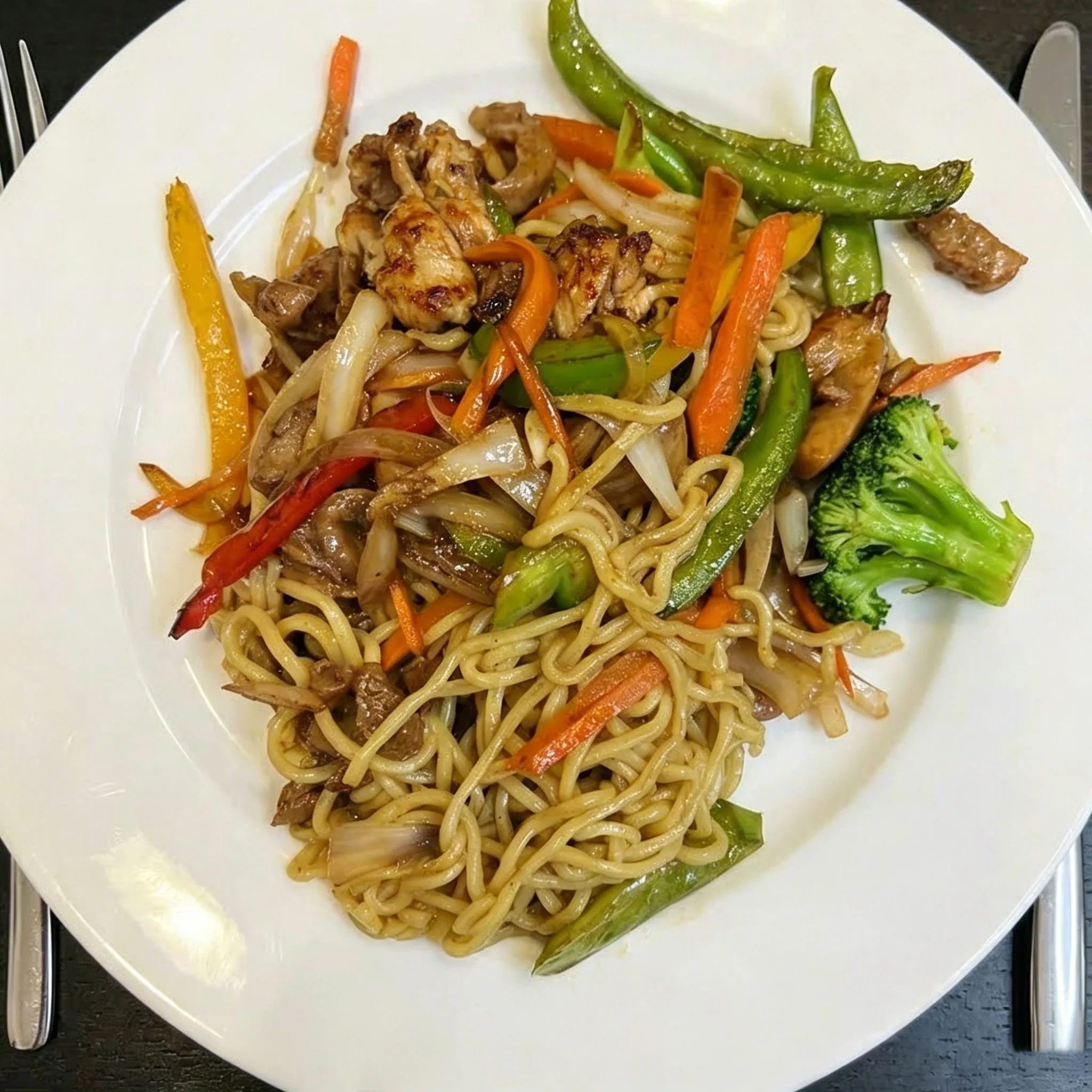 Beef yaki soba stir fried noodle mixed bell pepper broccoli onion white plate at Su's Asian Street Kitchen, an Asian Fusion Restaurant in Westlake